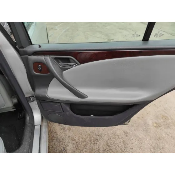 MERCEDES CLASE E (W210) BERLINA '2001 2.0 COMPRESOR CAT PLATA