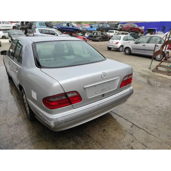 MERCEDES CLASE E (W210) BERLINA '2001 2.0 COMPRESOR CAT PLATA