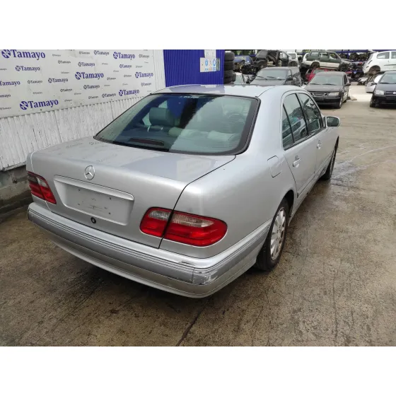 MERCEDES CLASE E (W210) BERLINA '2001 2.0 COMPRESOR CAT PLATA