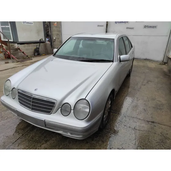 MERCEDES CLASE E (W210) BERLINA '2001 2.0 COMPRESOR CAT PLATA