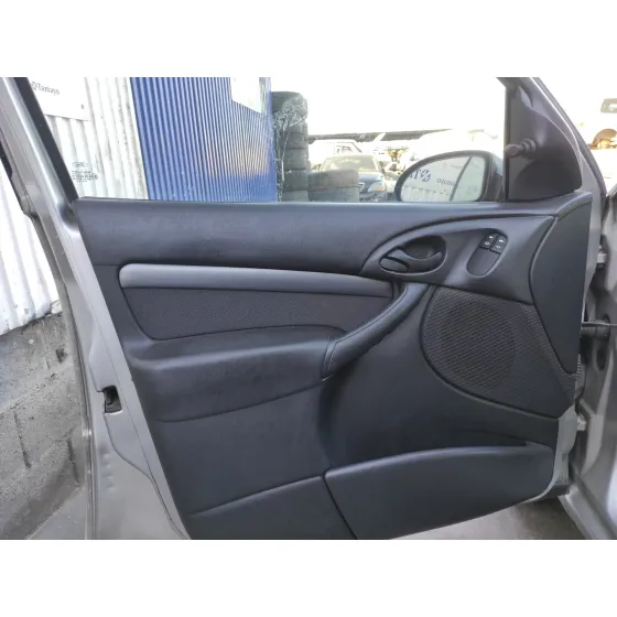 FORD FOCUS BERLINA (CAK) '2004 1.8 TDCI CAT PLATA
