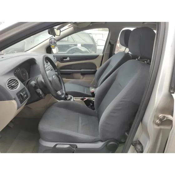 FORD FOCUS BERLINA (CAP) '2005 * PLATA