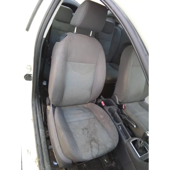 FORD FOCUS BERLINA (CAP) '2005 1.6 16V CAT BLANCO