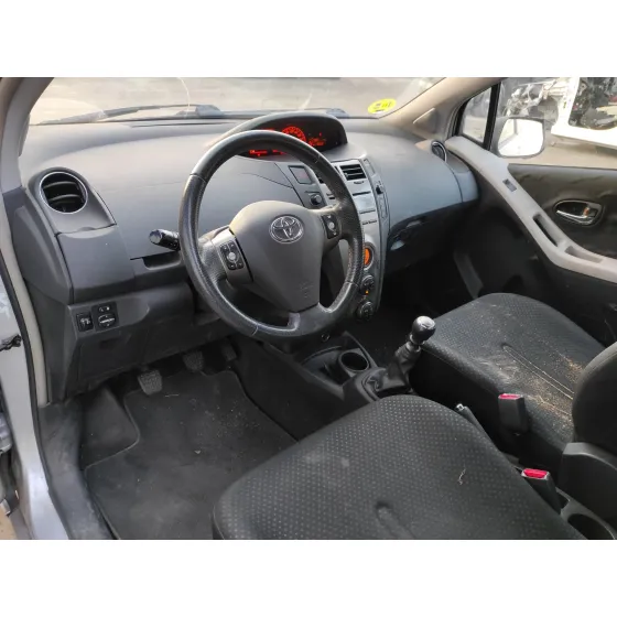 TOYOTA YARIS '2010 * PLATA