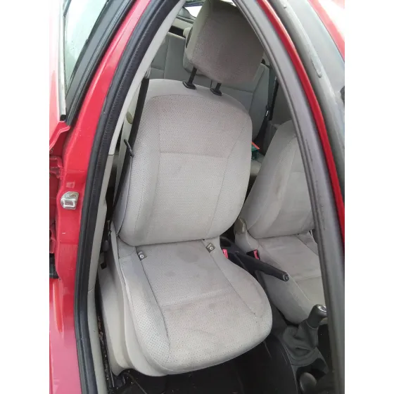 RENAULT CLIO III '2005 1.4 16V ROJO