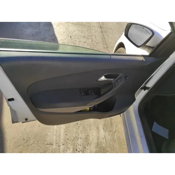 VOLKSWAGEN POLO (6R1) '2011 1.6 TDI BLANCO