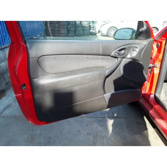 FORD FOCUS BERLINA (CAK) '2001 * ROJO