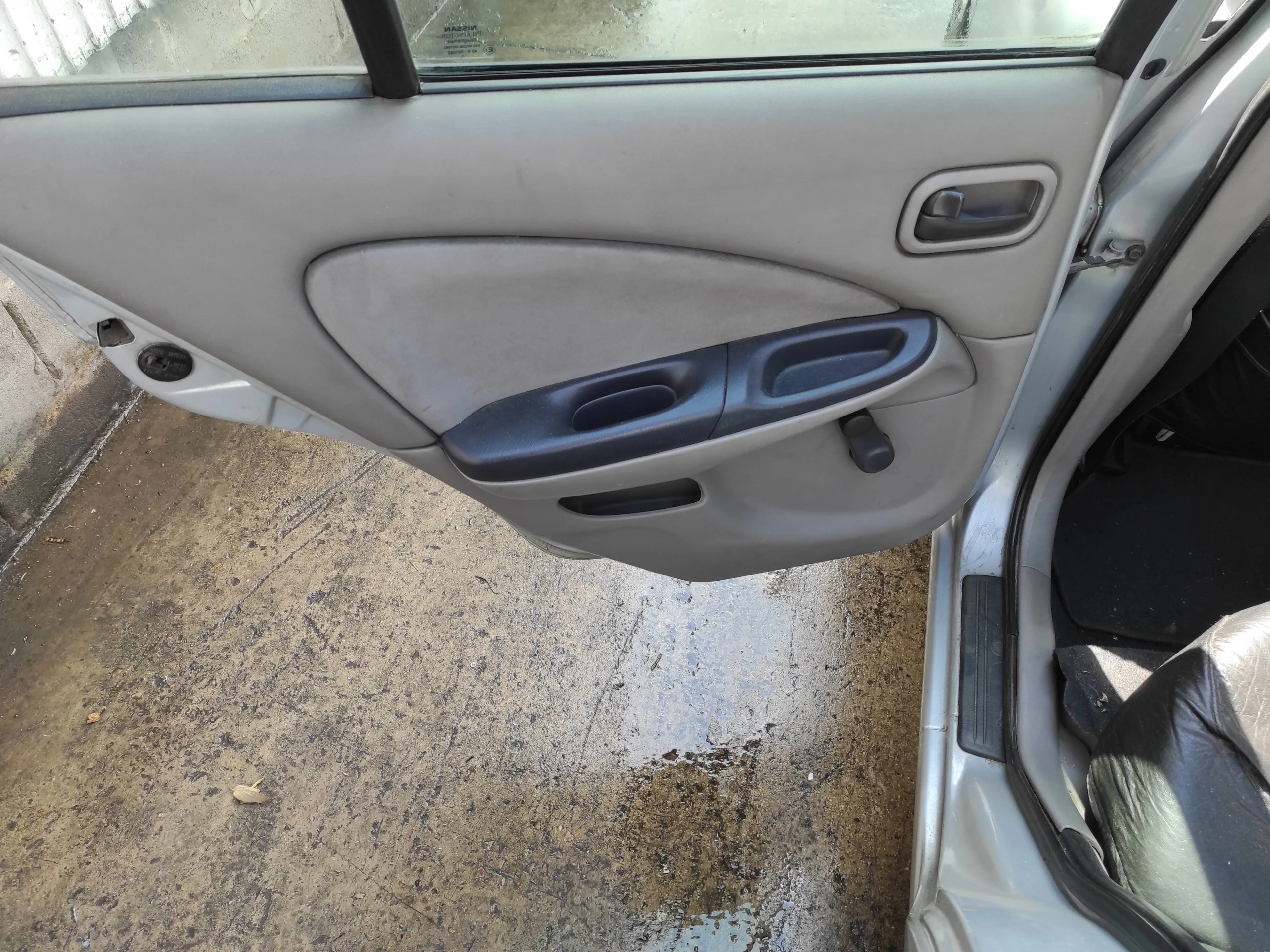 NISSAN ALMERA (N16/E) NISSAN ALMERA (N16/E) '2002 1.5 16V CAT PLATA 2000