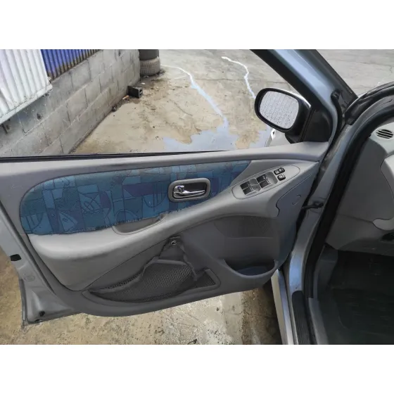 NISSAN ALMERA TINO (V10M) '2001 1.8 16V CAT PLATA