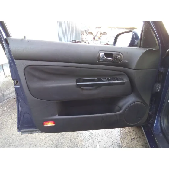 VOLKSWAGEN GOLF IV BERLINA (1J1) '2002 1.9 TDI AZUL MARINO