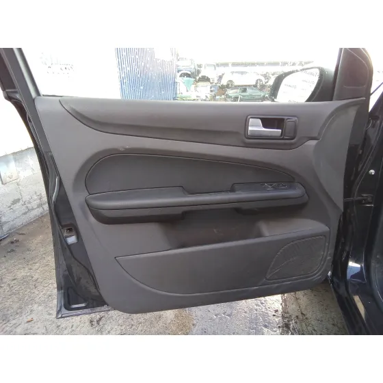FORD FOCUS BERLINA (CAP) '2005 1.6 16V CAT NEGRO