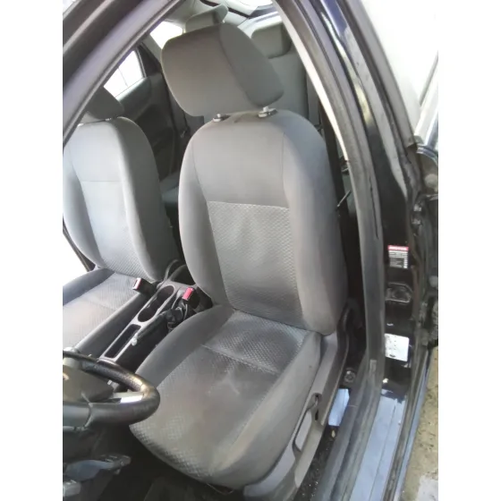 FORD FOCUS BERLINA (CAP) '2005 1.6 16V CAT NEGRO