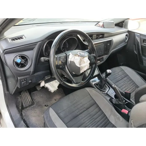 Toyota AURIS (_E18_) 2015