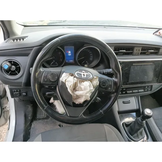Toyota AURIS (_E18_) 2015