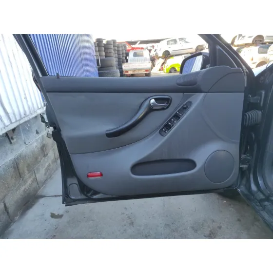 SEAT LEON (1M1) '2002 * NEGRO