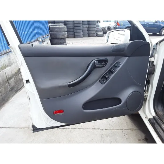 SEAT LEON (1M1) '2002 * BLANCO