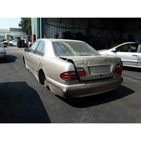MERCEDES CLASE E (W210) BERLINA DIESEL '2001 2.2 CDI CAT BEIGE