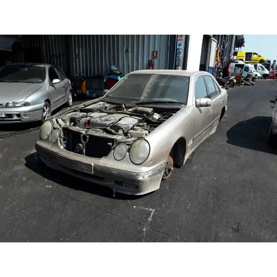 MERCEDES CLASE E (W210) BERLINA DIESEL '2001 2.2 CDI CAT BEIGE