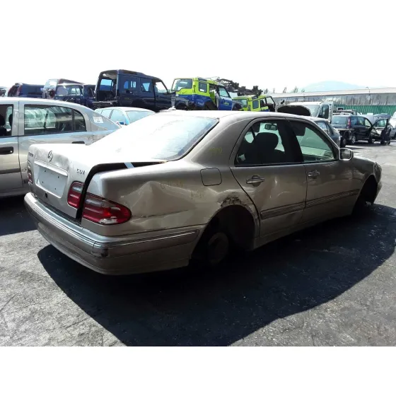 MERCEDES CLASE E (W210) BERLINA DIESEL '2001 2.2 CDI CAT BEIGE