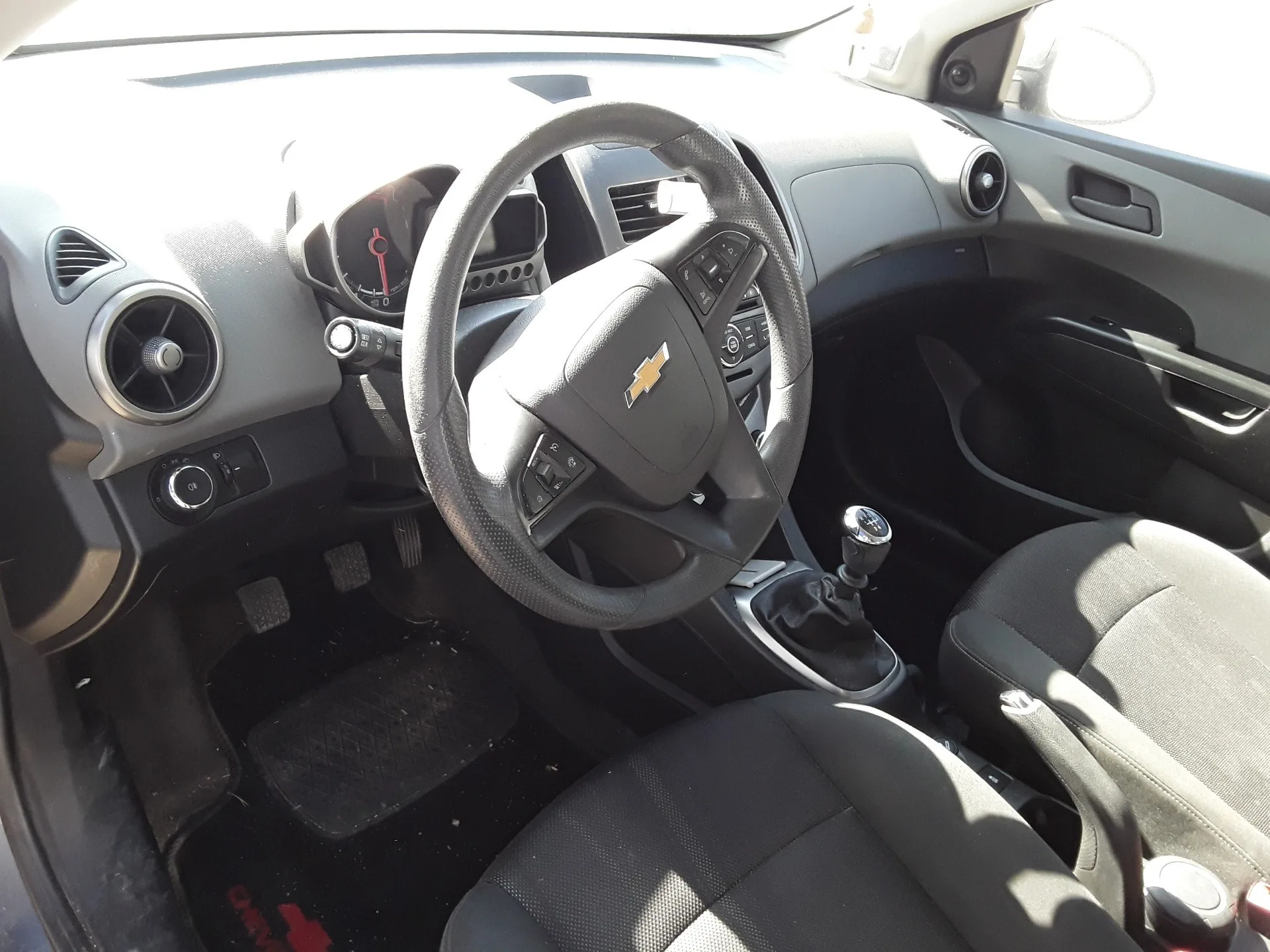 CHEVROLET AVEO BERLINA HATCHBACK CHEVROLET AVEO BERLINA HATCHBACK '2013 * GRIS 2011