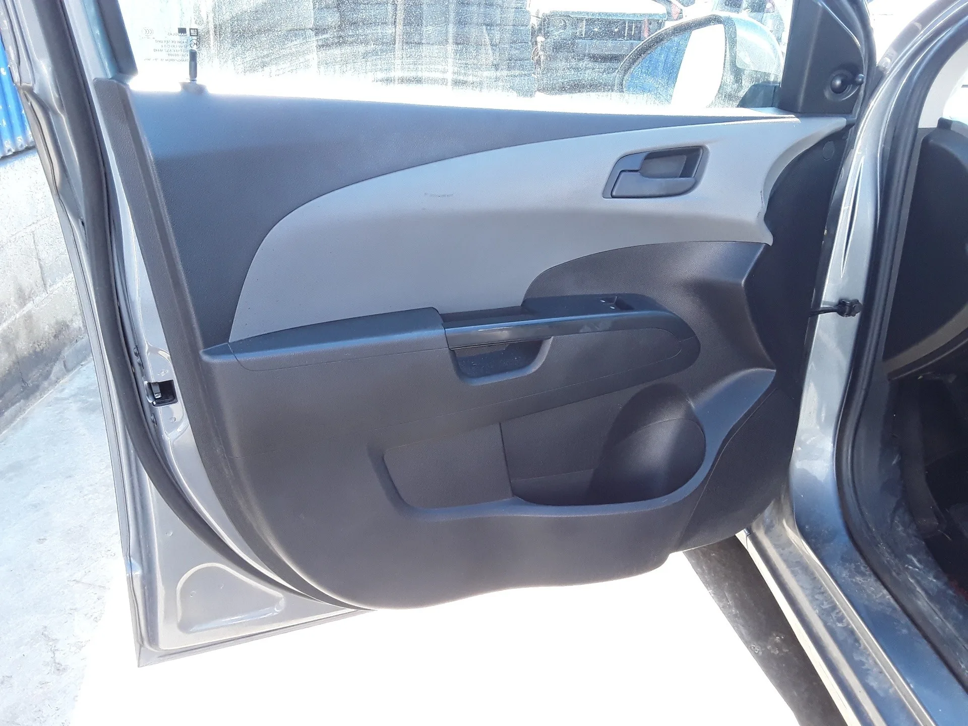 CHEVROLET AVEO BERLINA HATCHBACK CHEVROLET AVEO BERLINA HATCHBACK '2013 * GRIS 2011