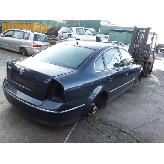 VOLKSWAGEN PASSAT BERLINA (3B3) '2002 COMFORTLINE AZUL