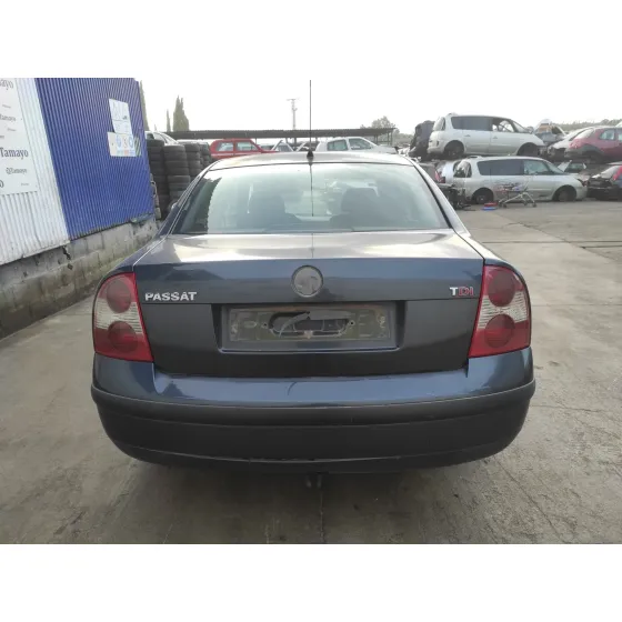 VOLKSWAGEN PASSAT BERLINA (3B3) '2001 * NEGRO