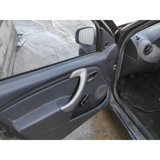 DACIA SANDERO '2010 1.2 16V CAT NEGRO