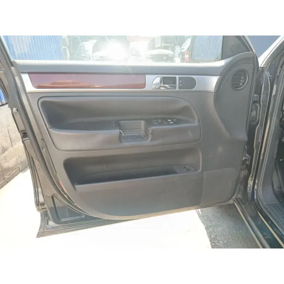 VOLKSWAGEN TOUAREG (7LA) '2005 * NEGRO