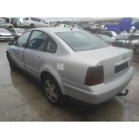 VOLKSWAGEN PASSAT BERLINA (3B2) '2000 2.5 V6 TDI PLATA