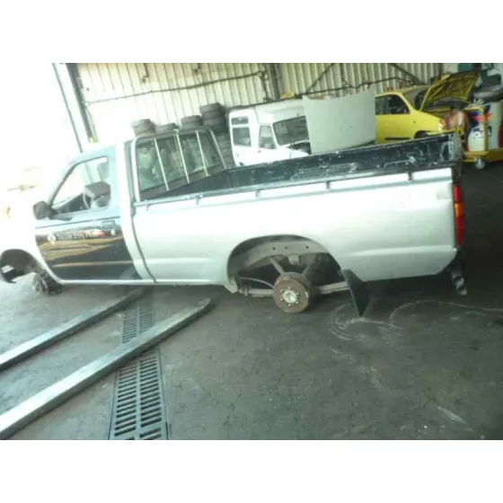 NISSAN PICK-UP (D22) '2001 2.5 DIESEL PLATA / NEGRO