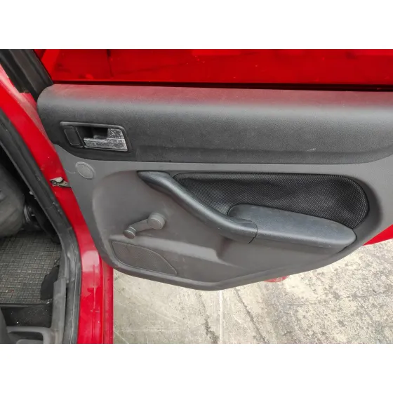 FORD FOCUS BERLINA (CAP) '2006 1.8 TDCI TURBODIESEL CAT ROJO