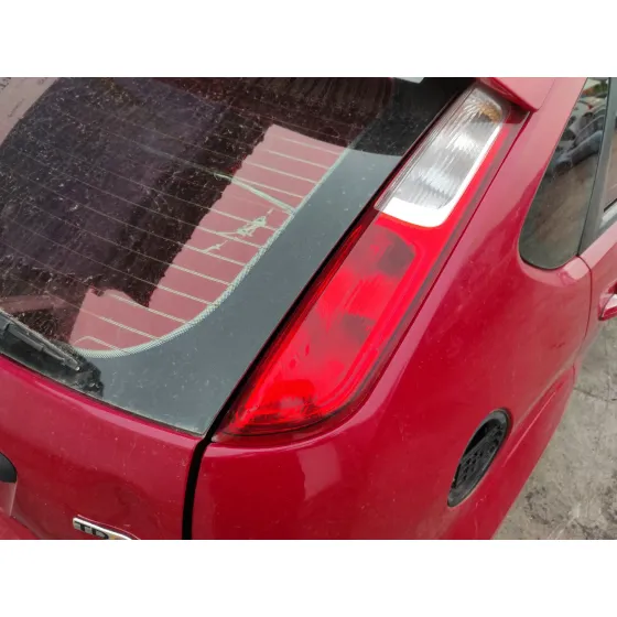 FORD FOCUS BERLINA (CAP) '2006 1.8 TDCI TURBODIESEL CAT ROJO