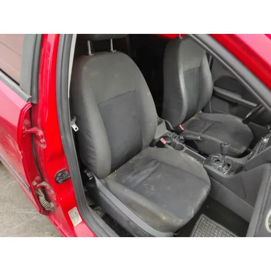 FORD FOCUS BERLINA (CAP) '2006 1.8 TDCI TURBODIESEL CAT ROJO