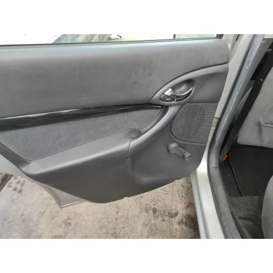 FORD FOCUS BERLINA (CAK) '2003 1.6 16V CAT PLATA