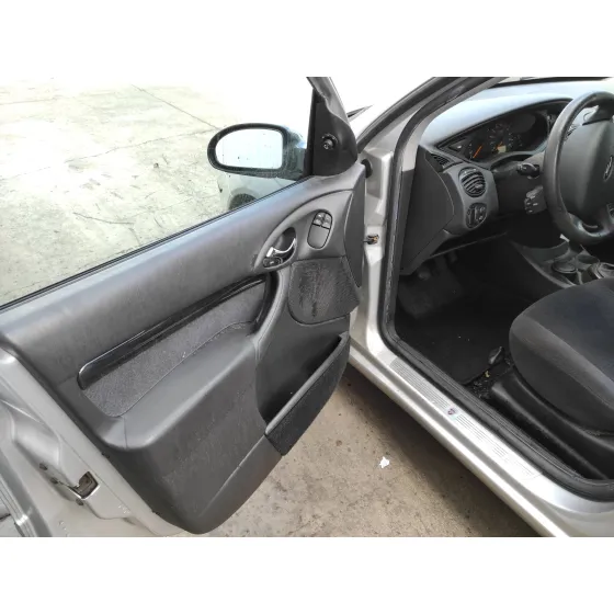 FORD FOCUS BERLINA (CAK) '2003 1.6 16V CAT PLATA