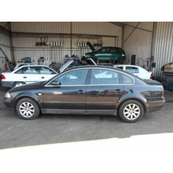 VOLKSWAGEN PASSAT BERLINA (3B3) '2000 TRENDLINE NEGRO