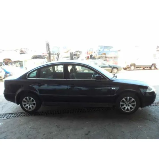 VOLKSWAGEN PASSAT BERLINA (3B3) '2000 TRENDLINE NEGRO