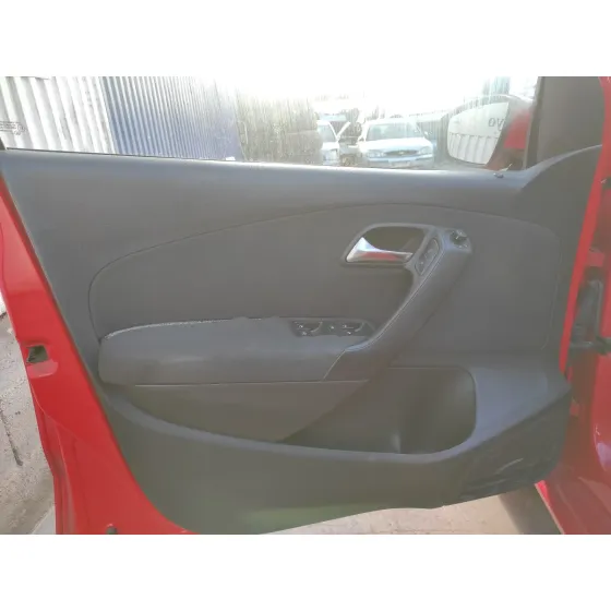 VOLKSWAGEN POLO (6R1) '2009 1.6 TDI ROJO