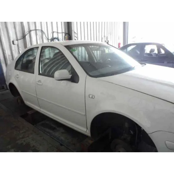 VOLKSWAGEN BORA BERLINA (1J2) '2001 1.9 TDI BLANCO