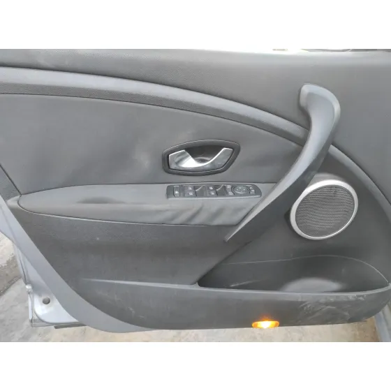 RENAULT MEGANE III BERLINA 5 P '2011 1.5 DCI DIESEL FAP GRIS