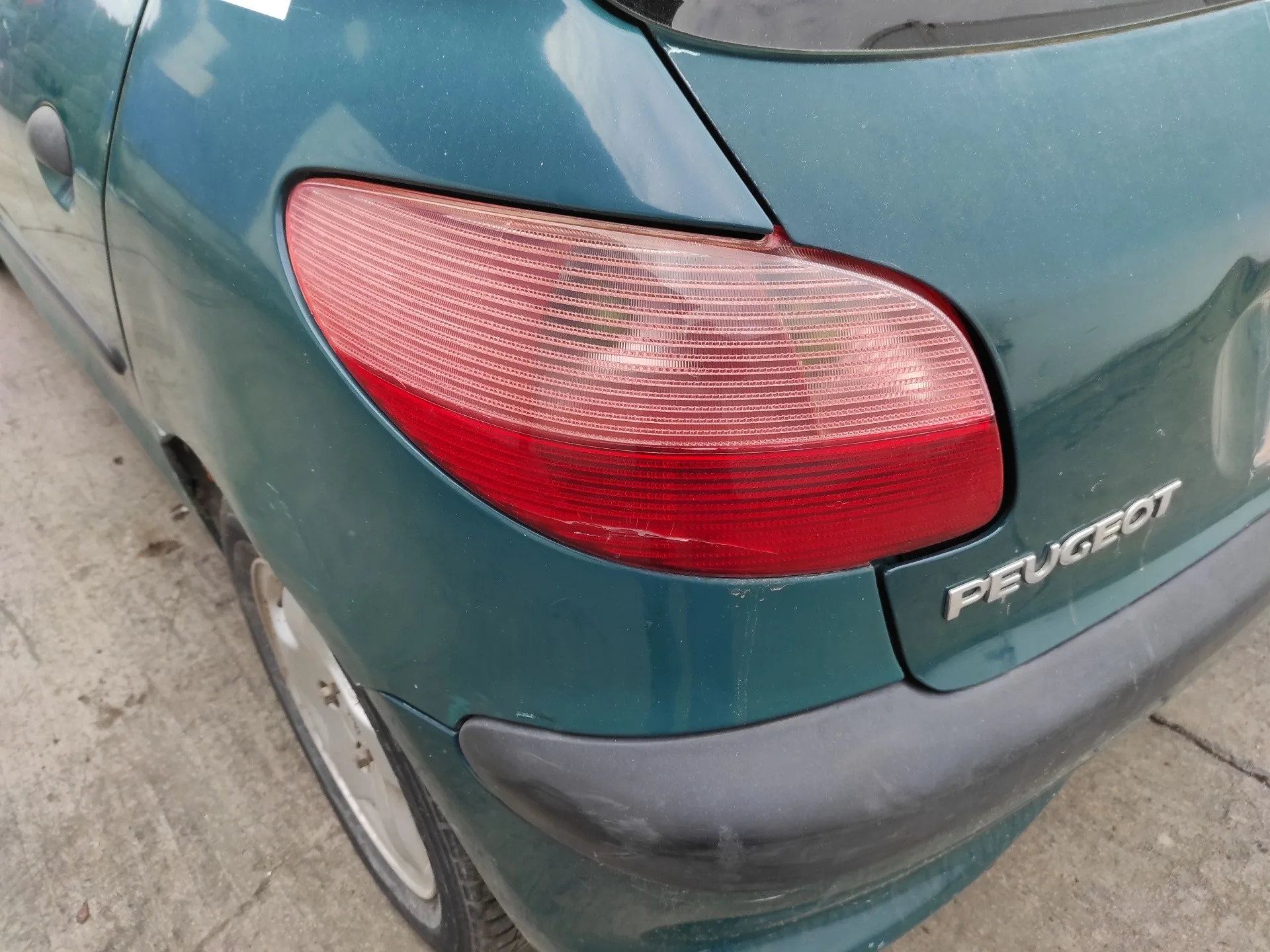 PEUGEOT 206 BERLINA PEUGEOT 206 BERLINA '2001 1.9 DIESEL VERDE 1998