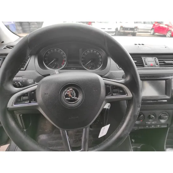 SKODA RAPID '2015 1.6 TDI DPF NEGRO AMARILLO