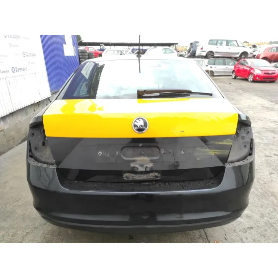 SKODA RAPID '2015 1.6 TDI DPF NEGRO AMARILLO