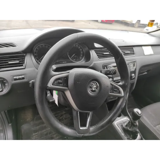 SKODA RAPID '2015 1.6 TDI DPF NEGRO AMARILLO