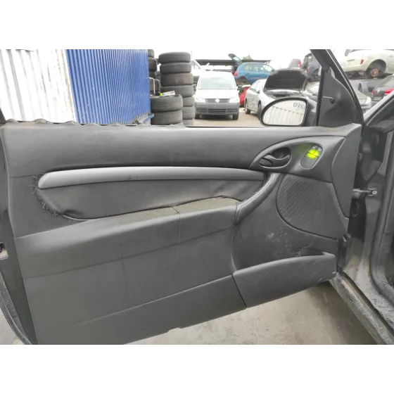 FORD FOCUS BERLINA (CAK) '2001 * NEGRO