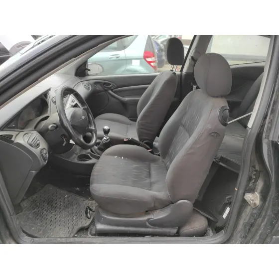FORD FOCUS BERLINA (CAK) '2001 * NEGRO