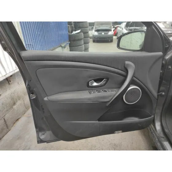 RENAULT MEGANE III BERLINA 5 P '2010 1.4 TCE GRIS