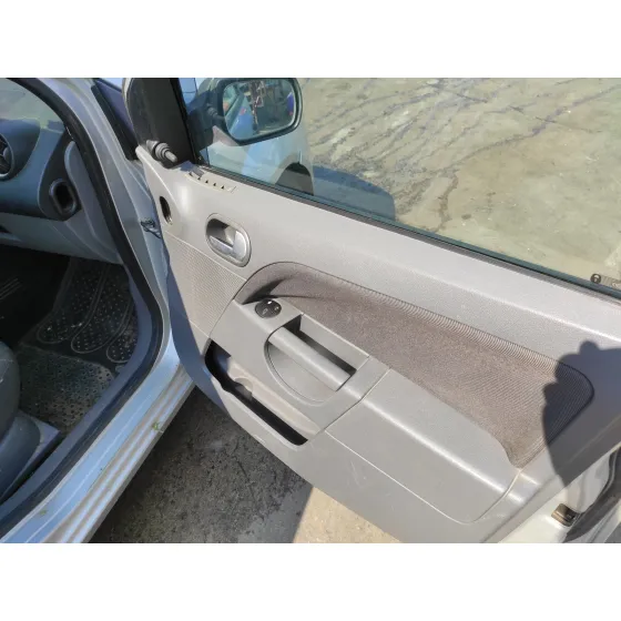 FORD FIESTA (CBK) '2002 1.4 16V CAT PLATA