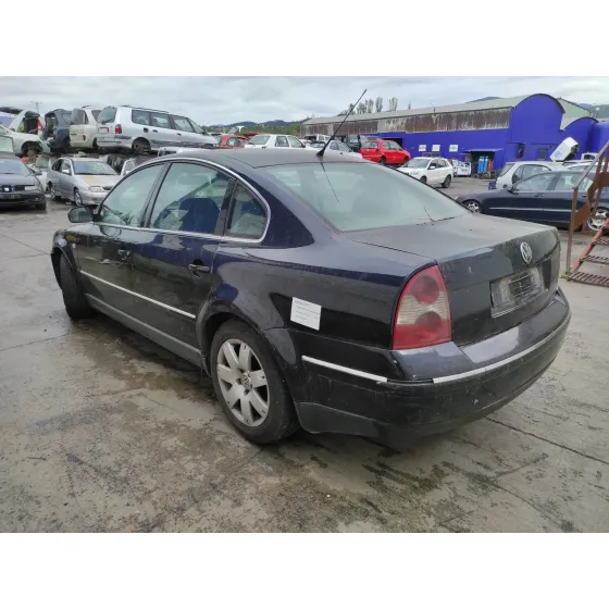 VOLKSWAGEN PASSAT BERLINA (3B3) '2002 1.9 TDI NEGRO